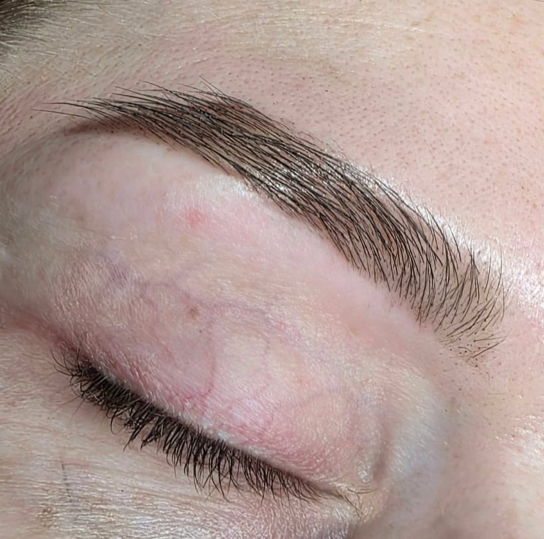Architektura i geometria brwi z henną pudrową – Lublin